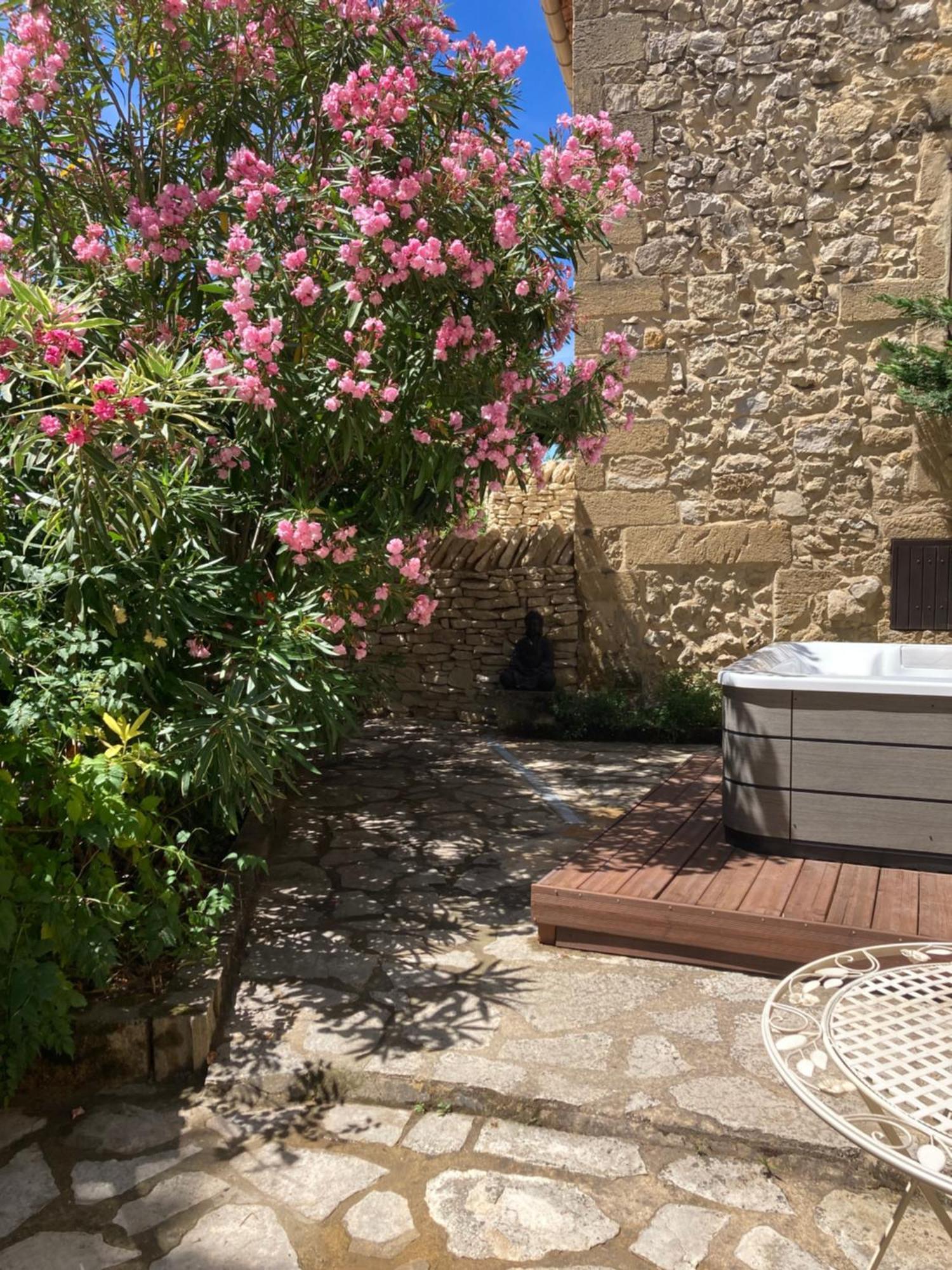 Le Studio D Aurelie Avec Spa Ete En Pleine Campagne Et Proche De Toute Commodite Roquemaure  Exteriér fotografie
